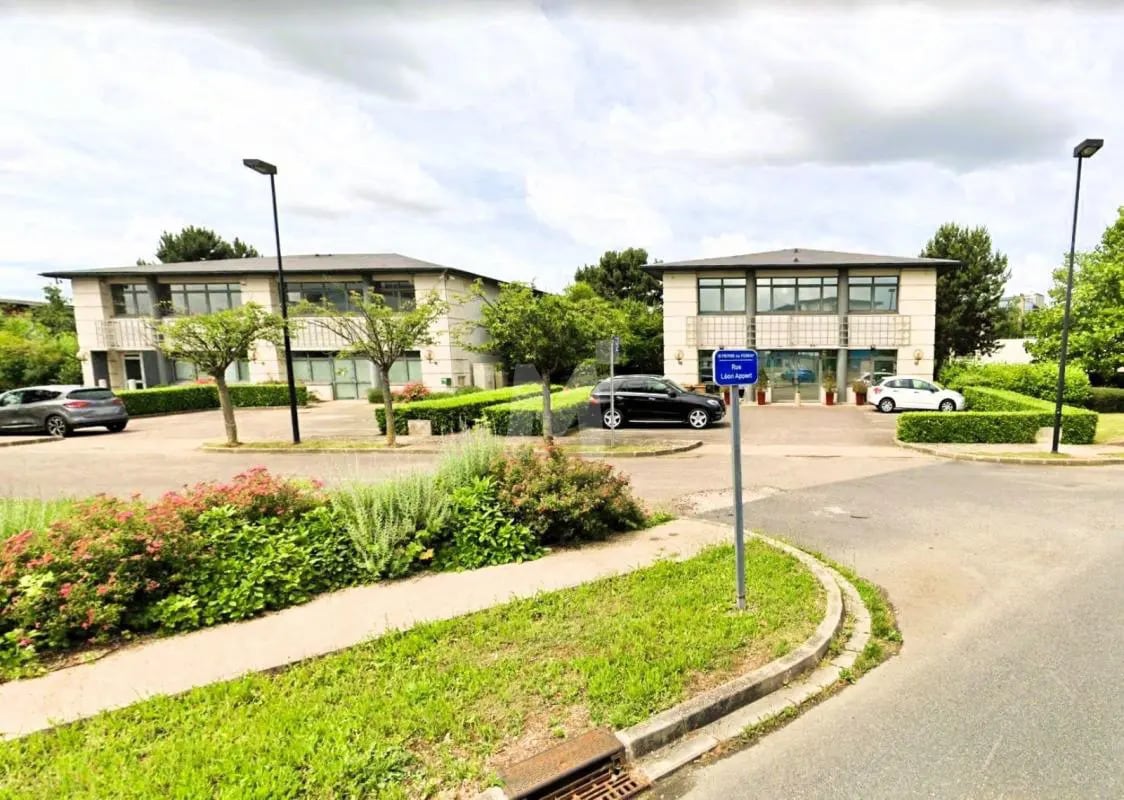 Office in Saint-Pierre-du-Perray for lease Building Photo- Image 1 of 13