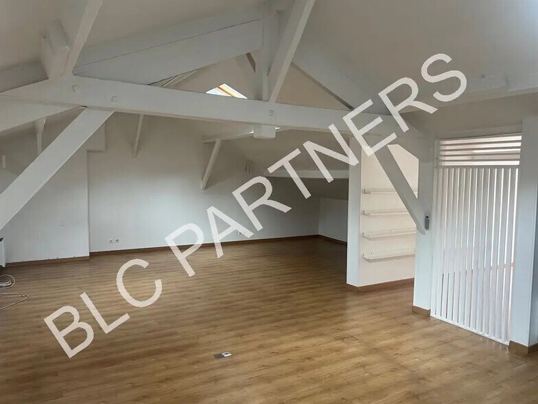 Office in Paris for lease - Interior Photo - Image 1 of 8