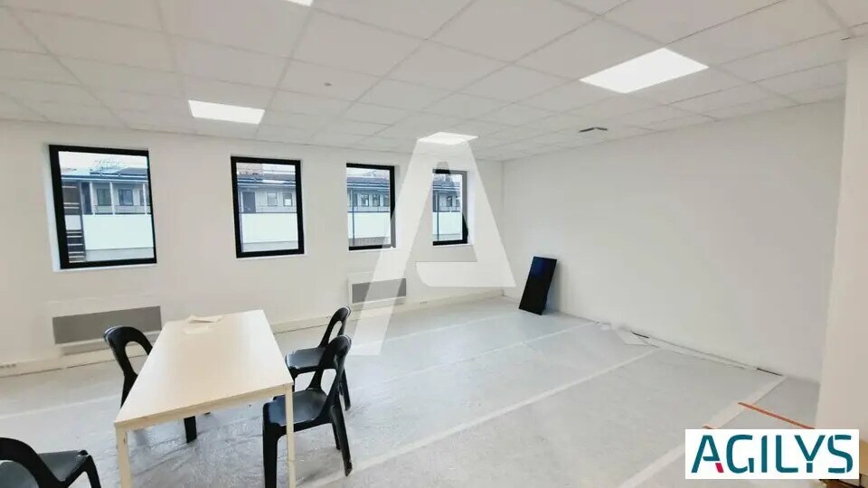 Flex in Fresnes for lease - Interior Photo - Image 2 of 6