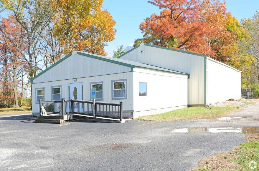 5309 Godfrey Rd, Godfrey, IL 62035