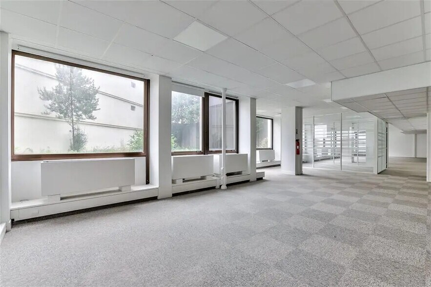 Office in Saint-Cloud for lease - Building Photo - Image 3 of 6