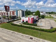 Free-Standing Restaurant w Drive Thru - Bar