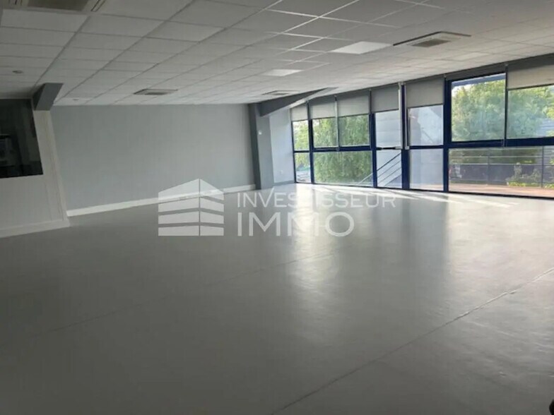 Office in Chelles for lease - Interior Photo - Image 1 of 4