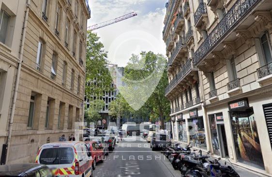 Retail in Paris for lease - Building Photo - Image 2 of 2