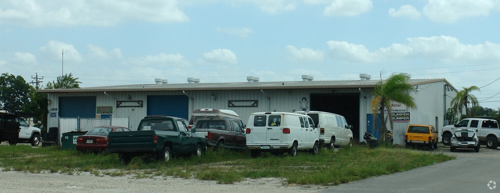 1044 NE Pine Island Rd, Cape Coral, FL for lease - Primary Photo - Image 3 of 9