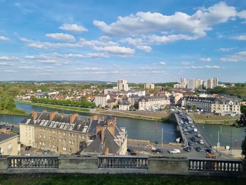 Retail in Pontoise for lease - Aerial - Image 1 of 2