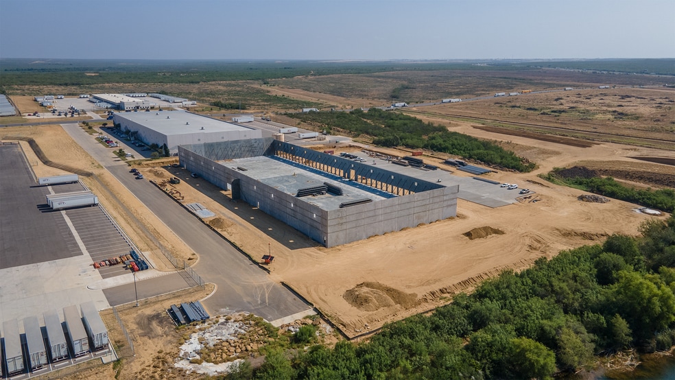 9001 Killam Industial Blvd, Laredo, TX for lease - Building Photo - Image 1 of 10