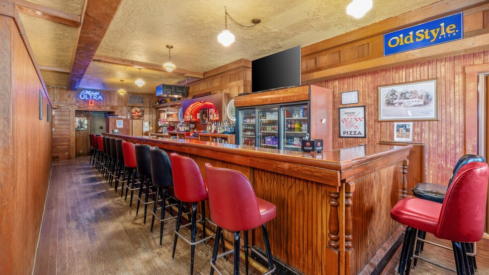 1100 Vulcan St, Iron Mountain, MI for sale - Interior Photo - Image 2 of 25