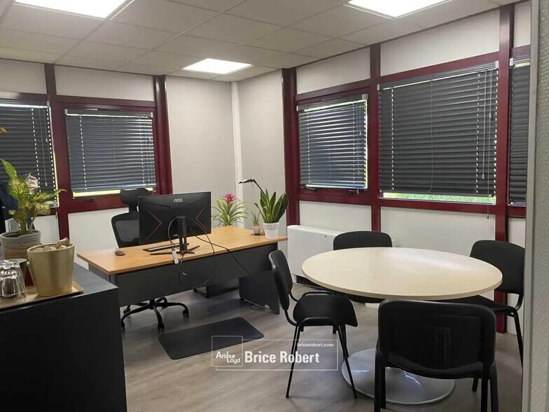 Office in L'Isle-d'Abeau for sale - Building Photo - Image 2 of 11