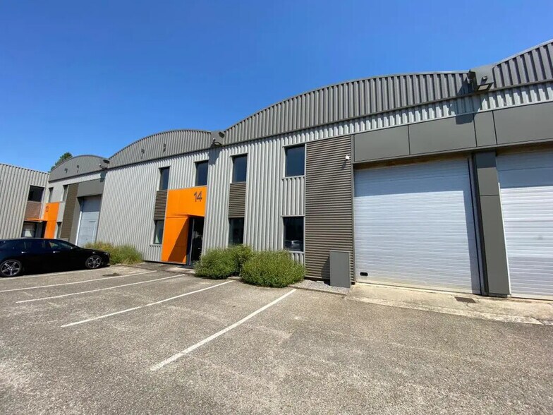 Flex in Dardilly for lease - Building Photo - Image 1 of 11