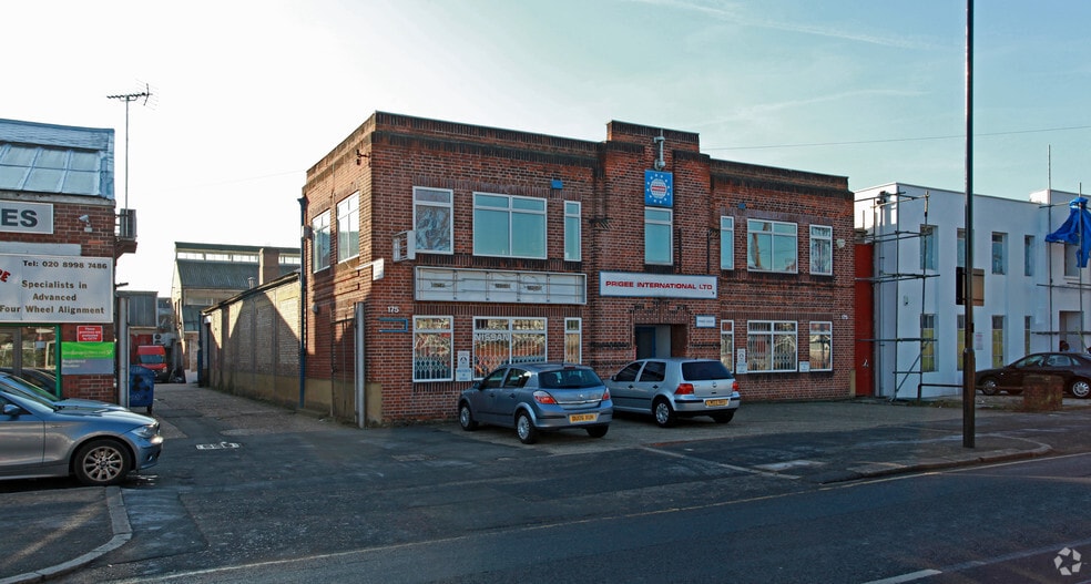 Bilton Road, Park Royal (UB6 7DB) portfolio of 3 properties for sale on LoopNet.com - Primary Photo - Image 3 of 3