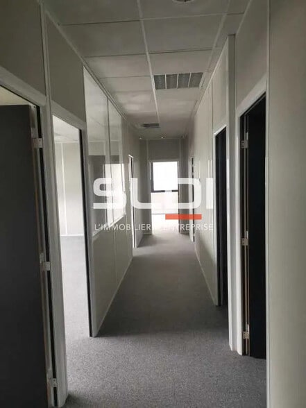 Office in Vaulx-Milieu for lease - Building Photo - Image 3 of 8