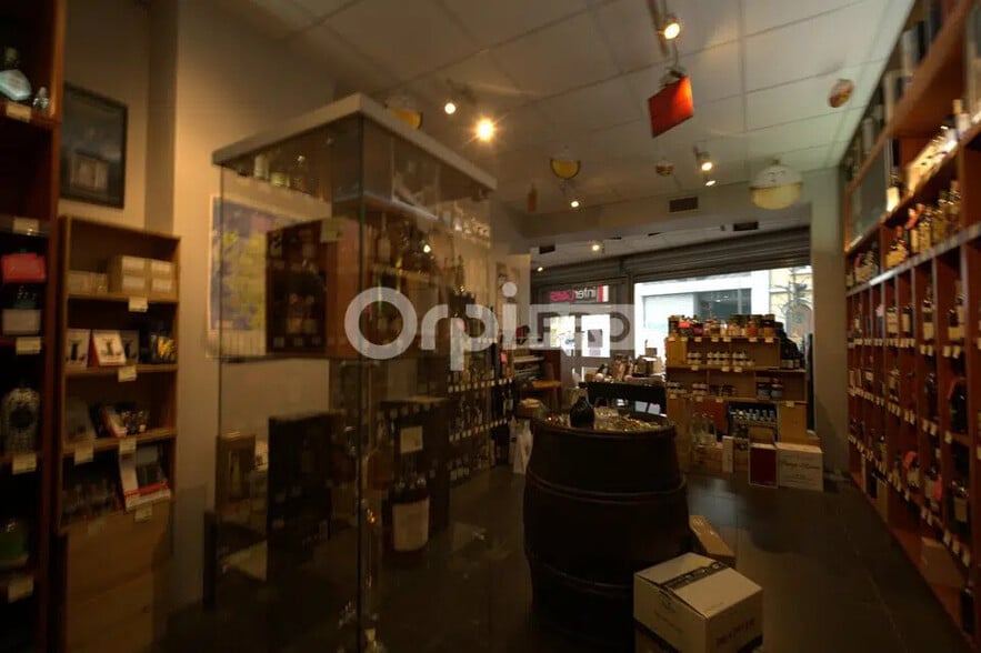 Retail in Lyon for sale - Interior Photo - Image 2 of 10
