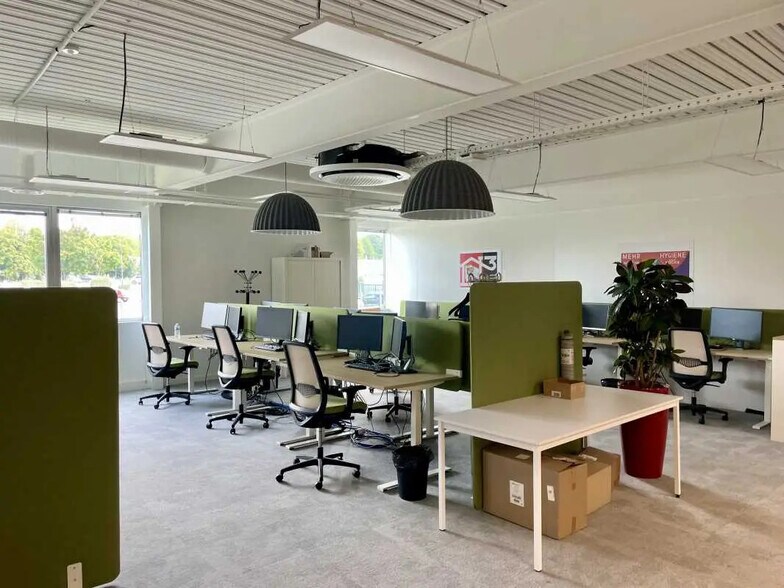 Office in Senlis for lease - Building Photo - Image 2 of 14