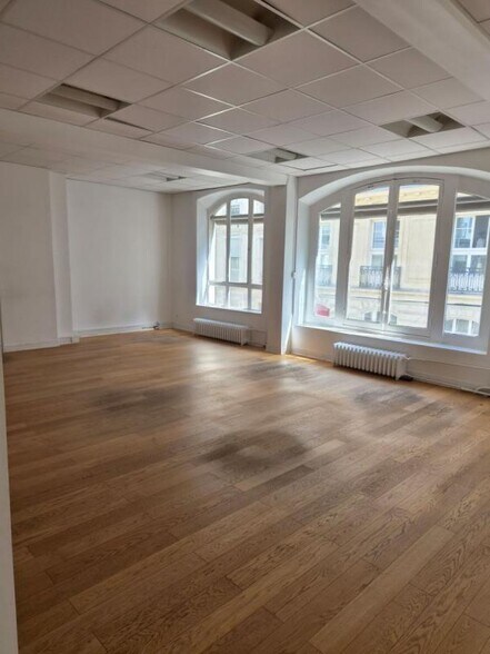 11 Rue Dieu, Paris for lease - Interior Photo - Image 3 of 18