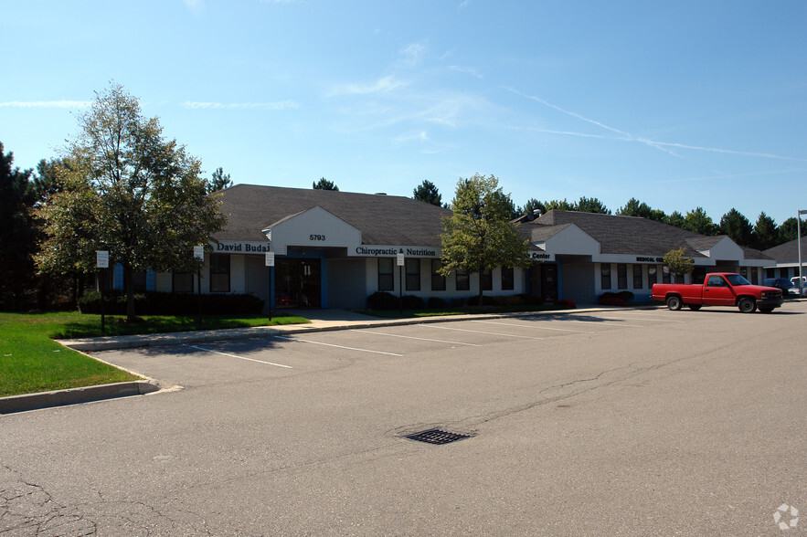 5793 W Maple Rd, West Bloomfield, MI for lease - Building Photo - Image 1 of 3