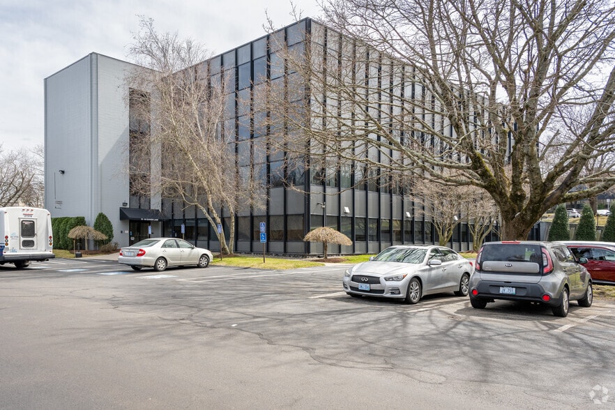 40 Quaker Ln, Warwick, RI for sale - Primary Photo - Image 1 of 1