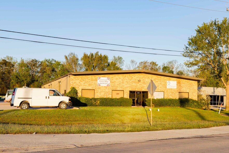 38-40 Wilson Rd, Humble, TX for lease - Building Photo - Image 3 of 8
