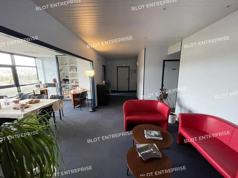 Office in Lorient for lease - Building Photo - Image 3 of 14