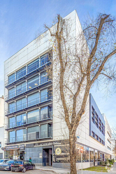 Calle Miguel Yuste, 58, Madrid, Madrid for lease - Building Photo - Image 2 of 19