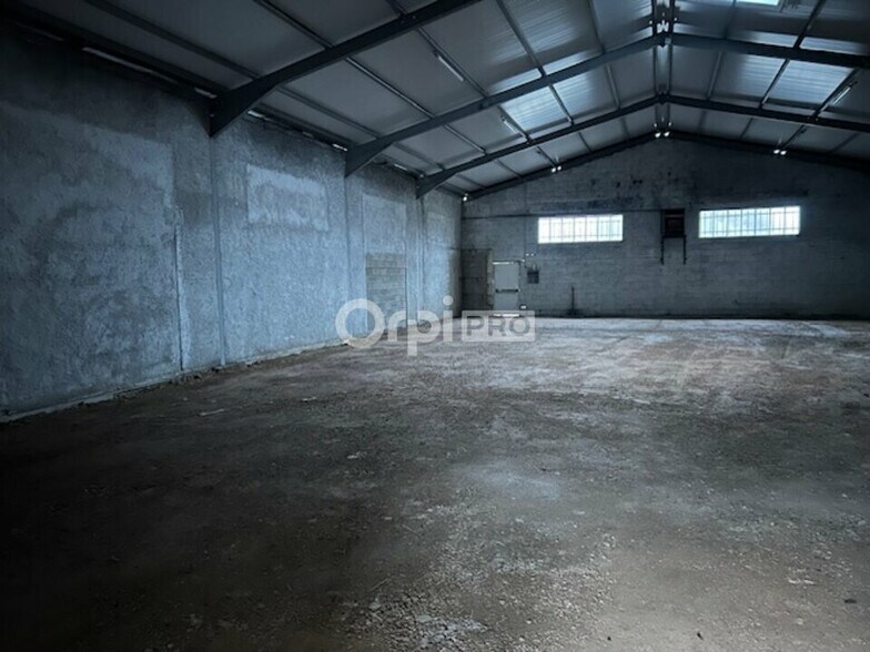 Flex in Beaune for lease - Interior Photo - Image 1 of 5