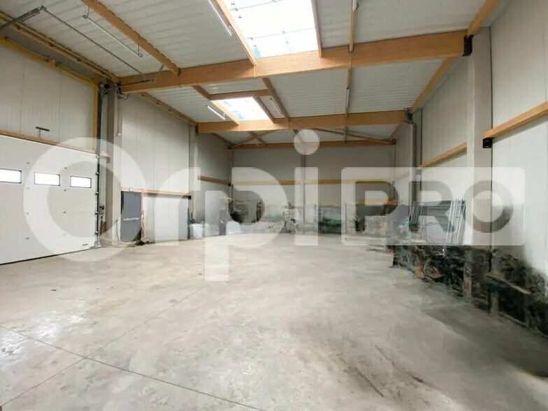 Flex in Saint-Jean-de-la-Neuville for lease - Interior Photo - Image 2 of 12
