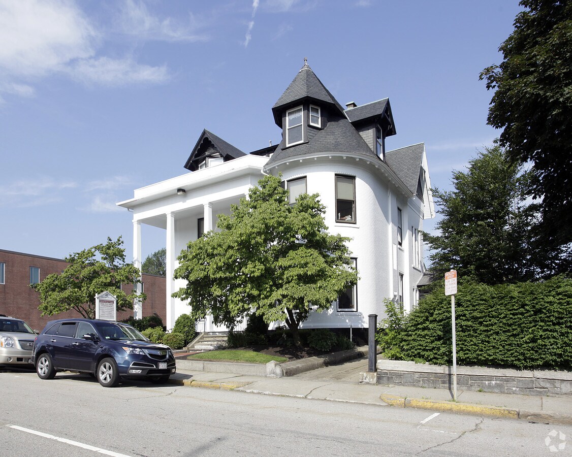 47 Harvard St, Worcester, MA 01609