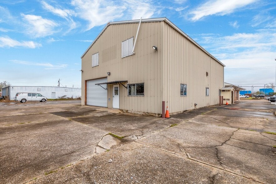 622 E Prien Lake Rd, Lake Charles, LA for lease - Building Photo - Image 3 of 15