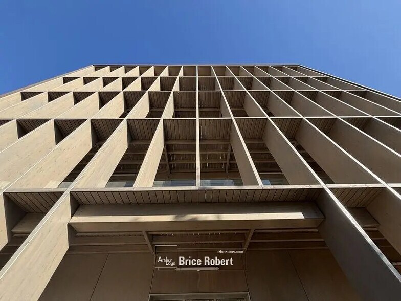 Office in Vaulx-en-Velin for lease - Building Photo - Image 2 of 12