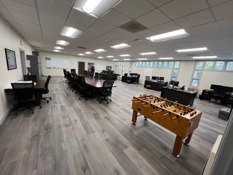 4425 Belle Oaks Dr, North Charleston, SC for lease - Building Photo - Image 3 of 11