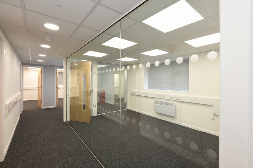 River Front, Enfield for lease - Interior Photo - Image 3 of 10