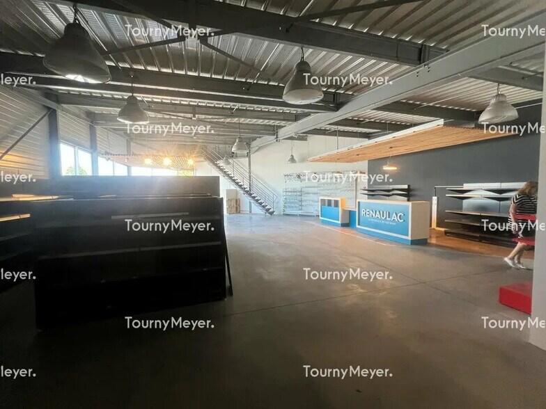 Retail in Lons for lease - Interior Photo - Image 2 of 4