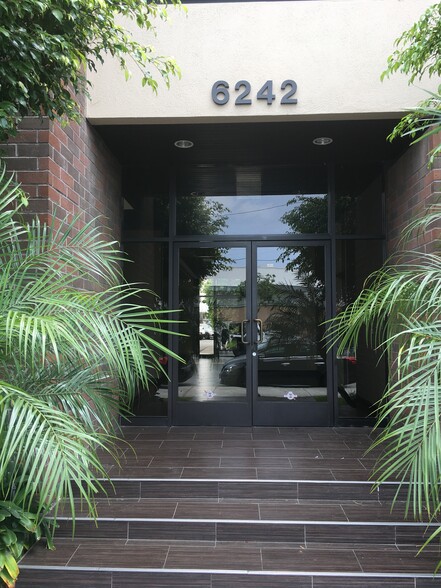 6242 Westchester Pky, Los Angeles, CA for lease - Building Photo - Image 2 of 4