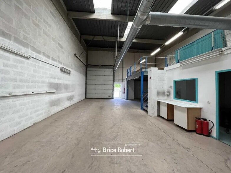 Office in Lyon for lease - Building Photo - Image 1 of 5