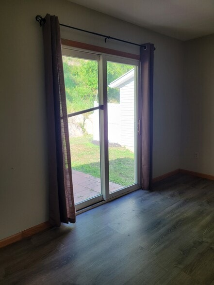 547 Ridge Ave NE, New Philadelphia, OH for sale - Building Photo - Image 3 of 9