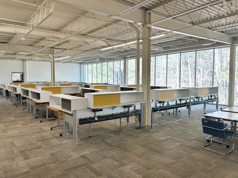 8208 Brownleigh Dr, Raleigh, NC for lease - Interior Photo - Image 3 of 9