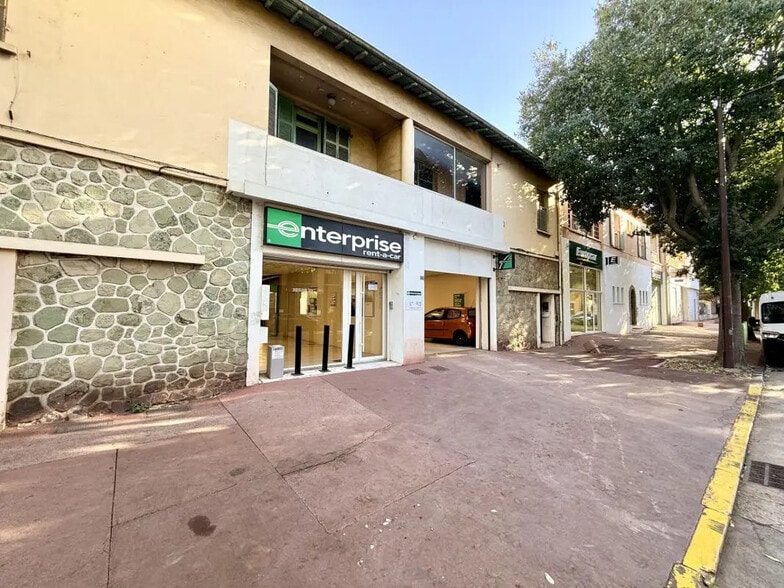 Retail in Fréjus for lease - Building Photo - Image 1 of 8
