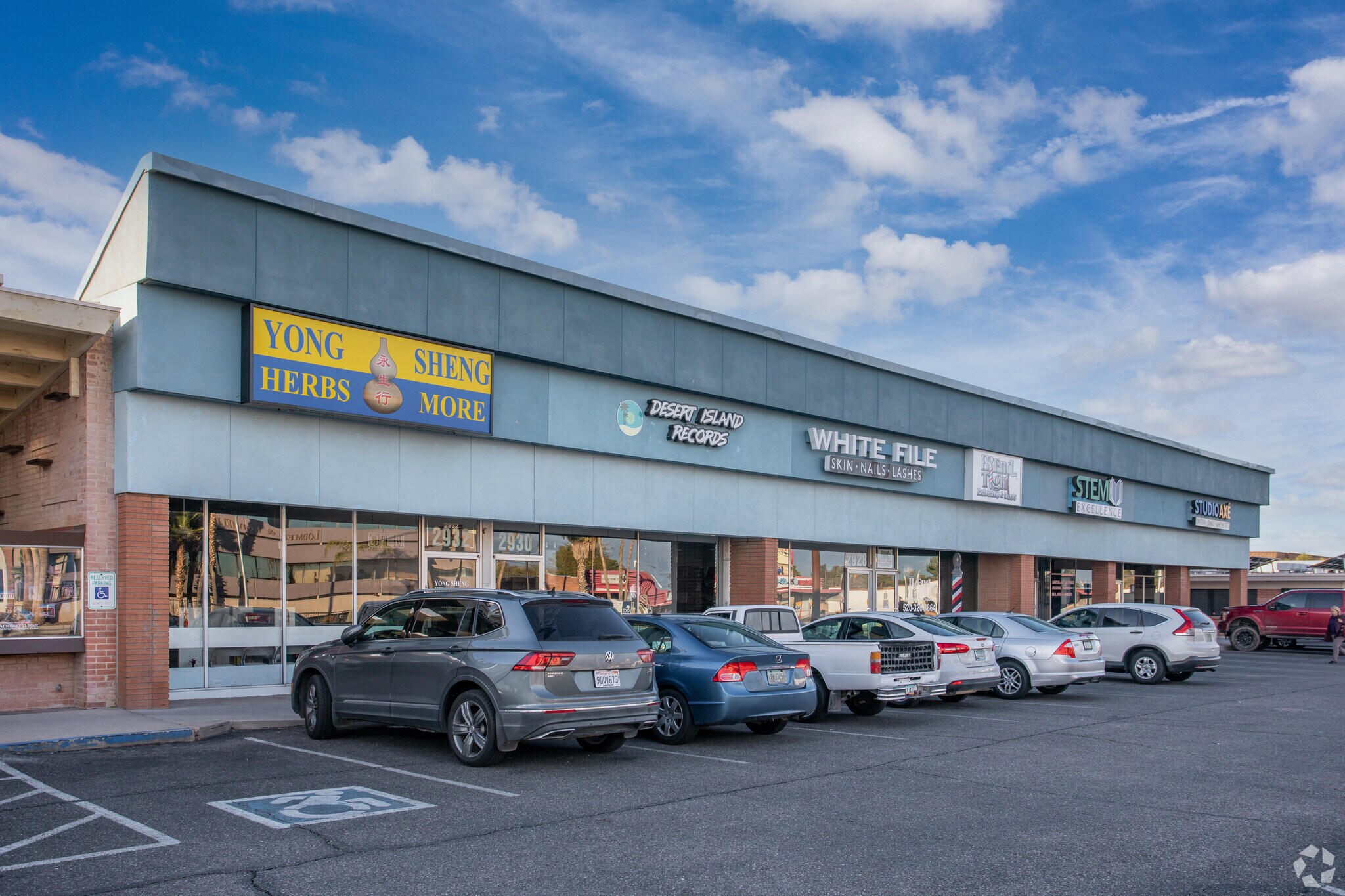 2920-2932 E Broadway Blvd, Tucson, AZ for lease Primary Photo- Image 1 of 4