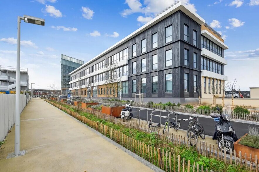 Office in Nanterre for lease - Building Photo - Image 2 of 21