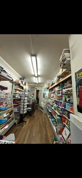 Retail in Paris for lease - Interior Photo - Image 2 of 8