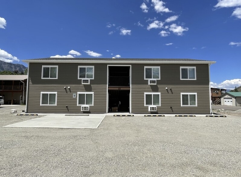 305 Spring Street, Gardiner, MT for sale - Primary Photo - Image 1 of 15