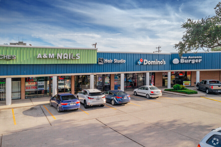 8434-8498 Fredericksburg Rd, San Antonio, TX for lease - Building Photo - Image 1 of 10