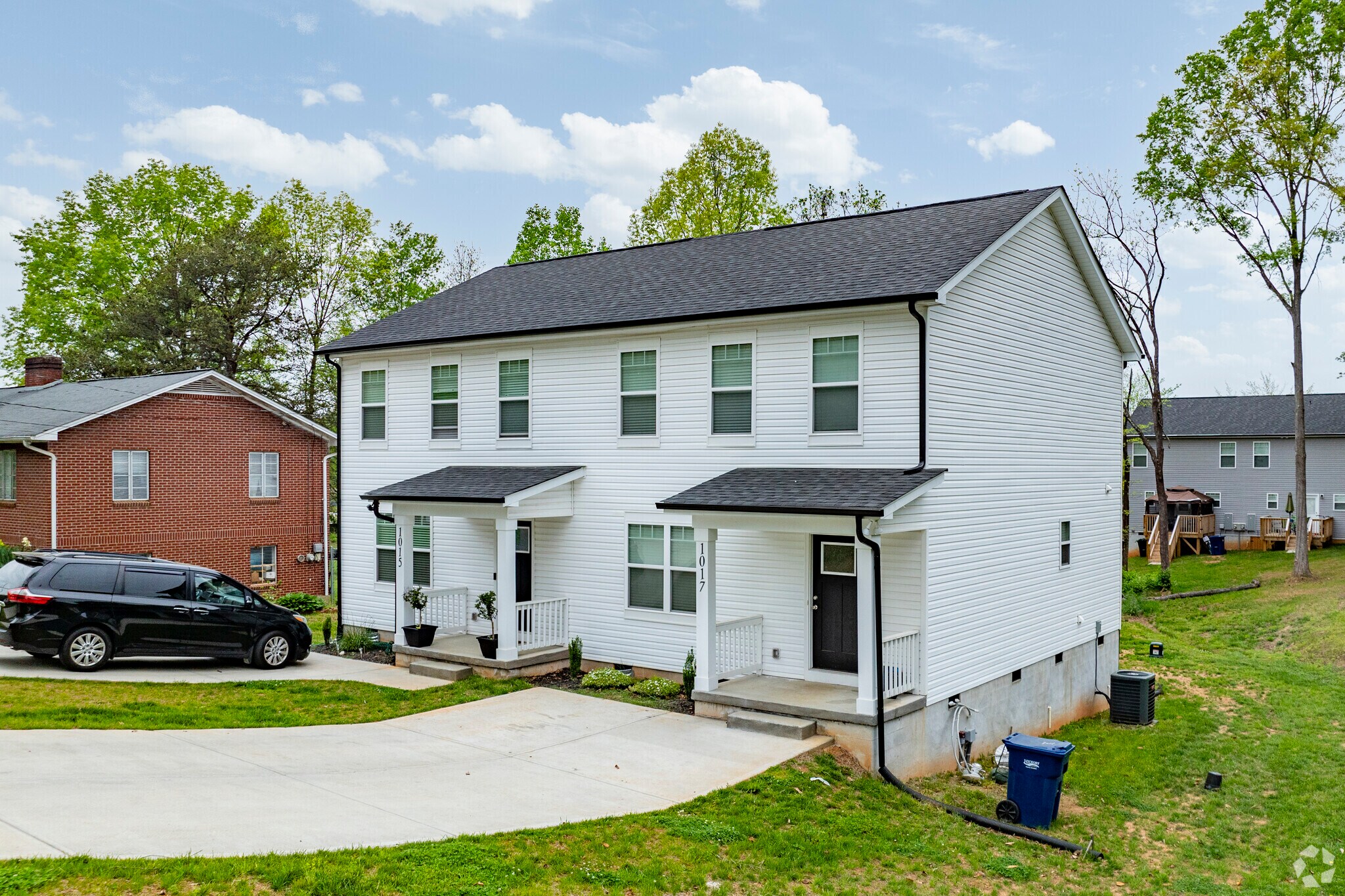 1015 13th Ave NE, Hickory, NC for sale Primary Photo- Image 1 of 1