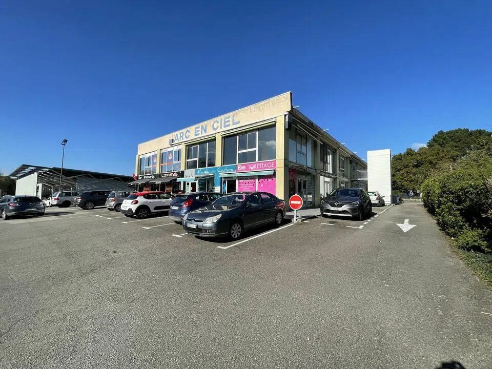 Retail in Orvault for lease Building Photo- Image 1 of 9