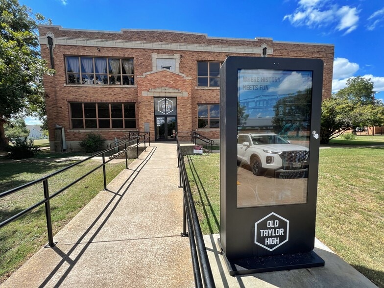 410 W 7th St, Taylor, TX for lease - Building Photo - Image 1 of 38