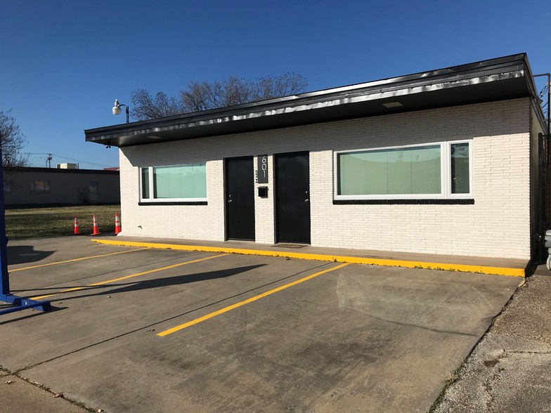 601 W Main St, Arlington, TX for lease - Building Photo - Image 2 of 17