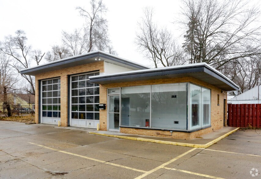 16987 Turner Rd, Lansing, MI 48906