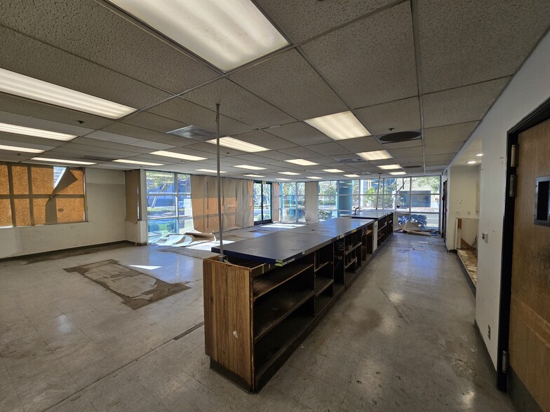 4265 E Airport Dr, Ontario, CA for lease - Building Photo - Image 3 of 6