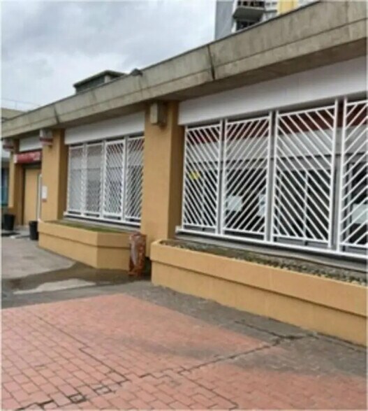 Retail in Bobigny for lease - Building Photo - Image 2 of 5