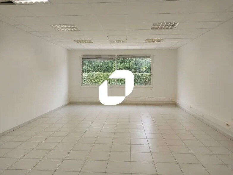 Office in Gallargues-le-Montueux for lease - Building Photo - Image 2 of 23